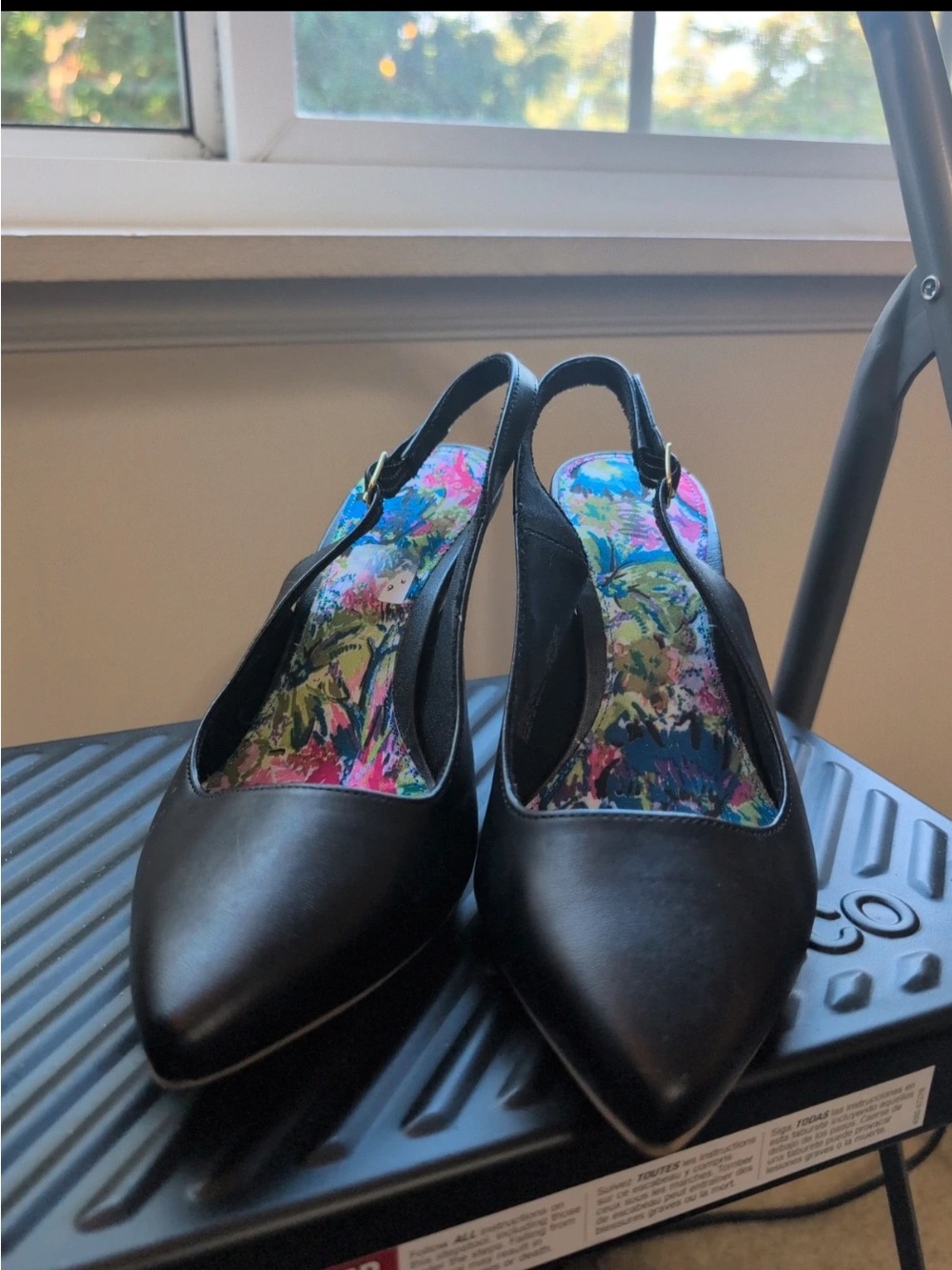 FIONI Clothing Black Pointed Slingback Heels with Floral Insole — 9W